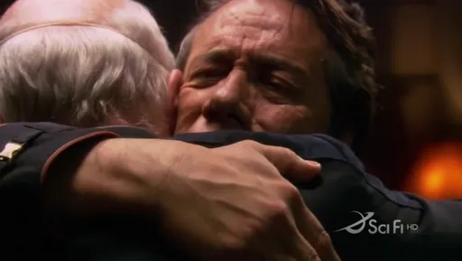 Adama abraza emocionado a Saul Tigh en Battlestar Galactica