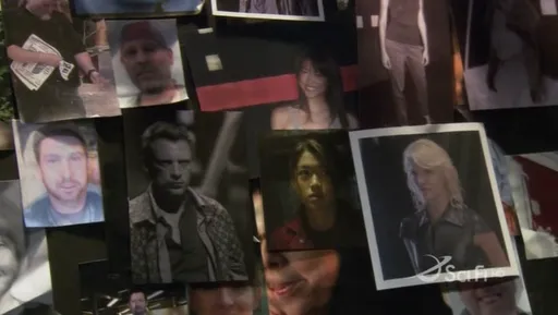 La pared conmemorativa del Galactica llena de fotos de los caídos