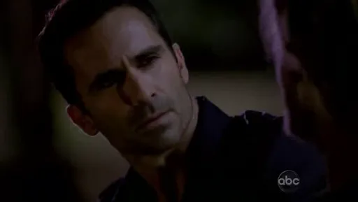 Richard Alpert en la penumbra en Lost
