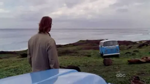 Sawyer mirando al mar junto a una furgoneta Dharma en Lost