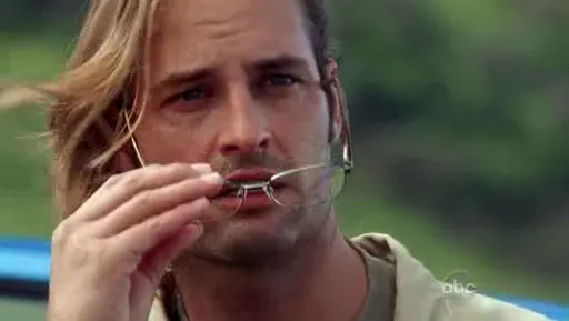 Sawyer con unas gafas en la boca en Lost