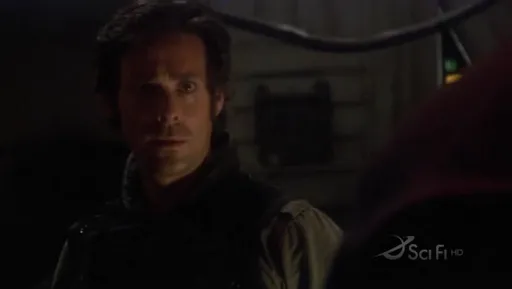 Leoben mirando en la penumbra en Battlestar Galactica