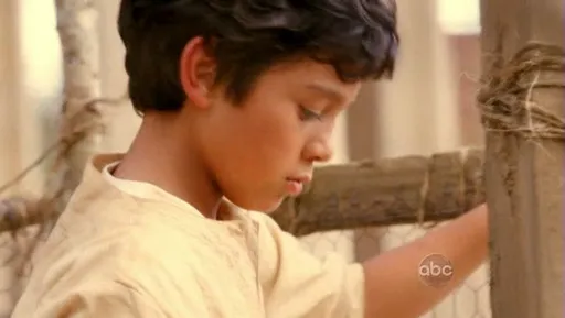 El joven Ben Linus cabizbajo en Lost