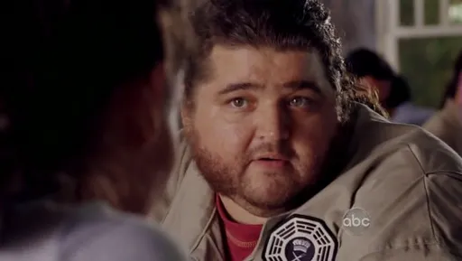 Hurley con el uniforme de Dharma en Lost