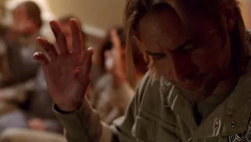 Sawyer levantando la mano en Lost