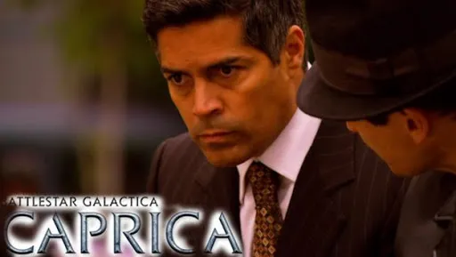 Joseph Adama con traje y gesto serio en Caprica