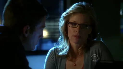 Kate Vernon con gafas en una escena de CSI