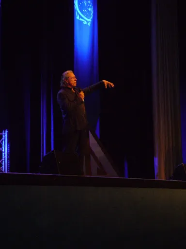 Edward James Olmos hablando en el escenario de la FedCon