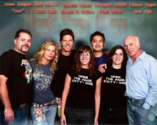 Dids y sus amigas posando con actores de Battlestar Galactica en la Dragon Con