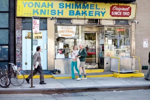 Larry David y Evan Rachel Wood frente a una panadería de Nueva York en Si la cosa funciona