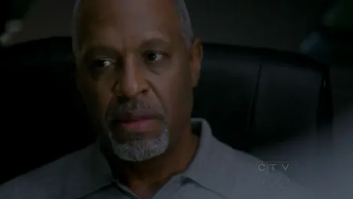 Primer plano de un médico en Grey’s Anatomy