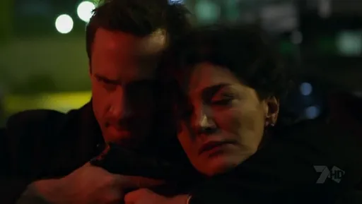 Una pareja abrazada de noche en FlashForward