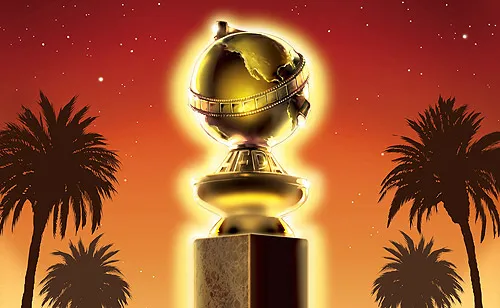 Estatuilla dorada de los Globos de Oro entre palmeras