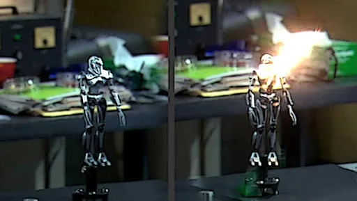 Dos figuras de centuriones cylon en una mesa de laboratorio en The Big Bang Theory