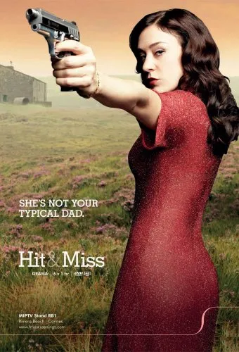 Póster de Hit & Miss con Chloë Sevigny con vestido rojo apuntando con una pistola