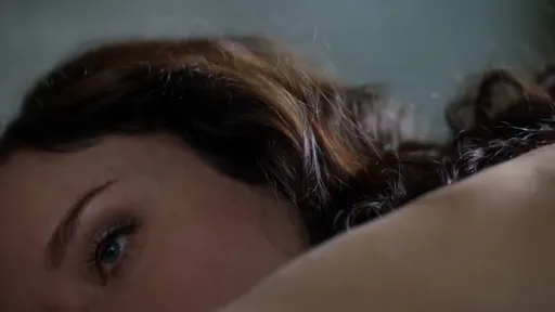 Primer plano de una mujer tumbada mirando a cámara en Hit & Miss