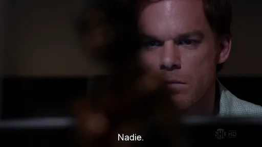 Dexter Morgan en la penumbra con el subtítulo «Nadie»