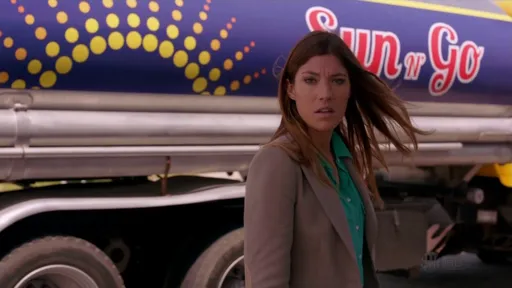 Debra Morgan junto a un camión en Dexter