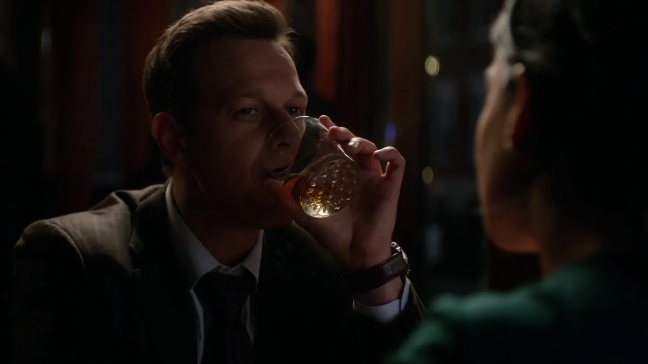 Will Gardner bebiendo whisky en la penumbra en The Good Wife