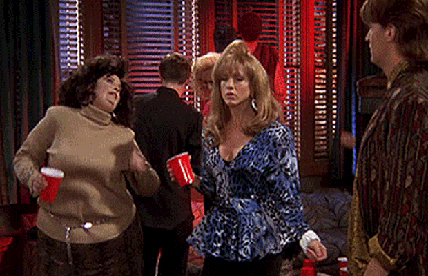 Monica con un disfraz de pavo y otros personajes de fiesta en Friends