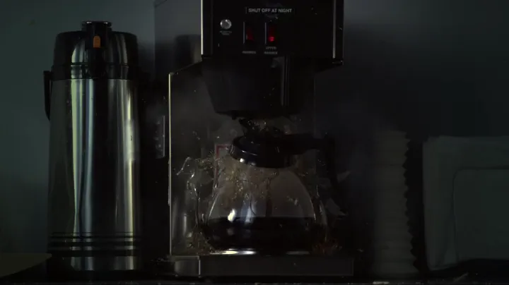 Una cafetera en una cocina a oscuras en Person of Interest