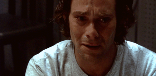 Un hombre llorando en The 100