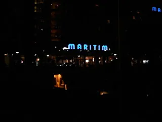 El letrero luminoso del hotel Maritim de noche