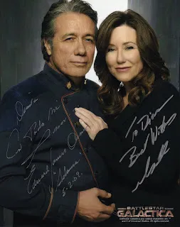 Foto de Edward James Olmos y Mary McDonnell como Adama y Roslin firmada por ambos