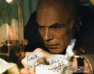 Foto de Richard Hatch firmada con la dedicatoria «Diana, so say we all»