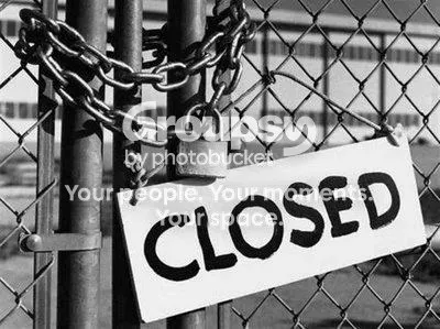 Cartel de «Closed» en una valla con cadena, con el aviso de Photobucket superpuesto