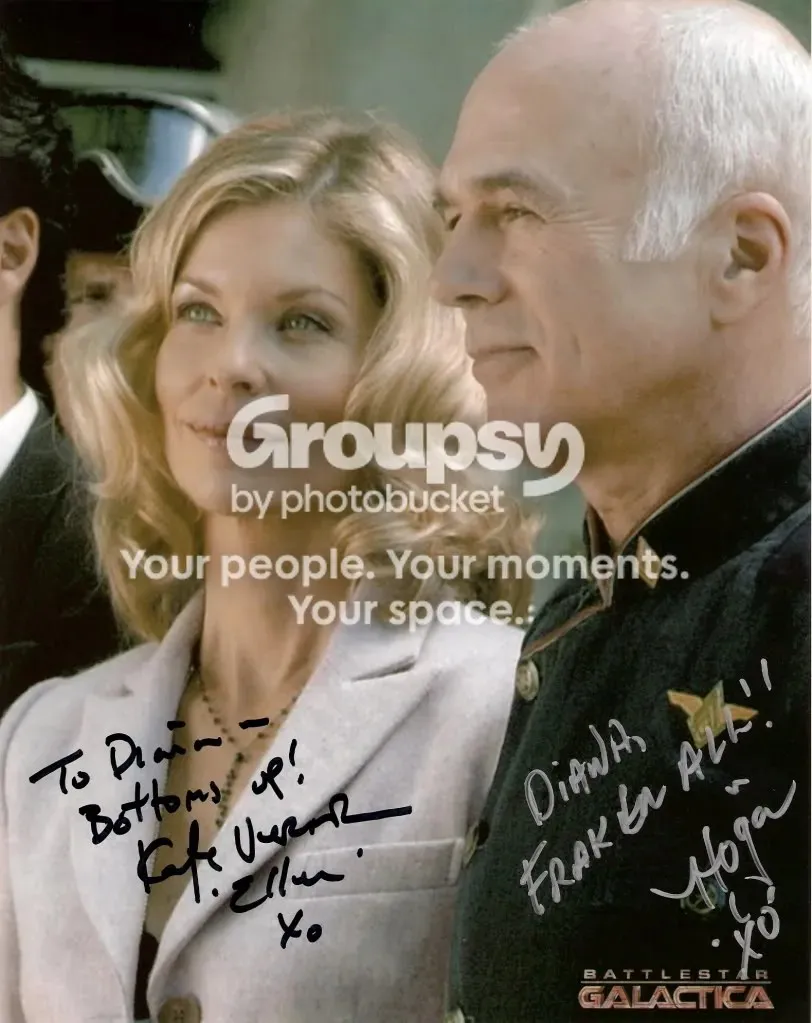 Foto de Kate Vernon y Michael Hogan firmada con el aviso de Photobucket superpuesto