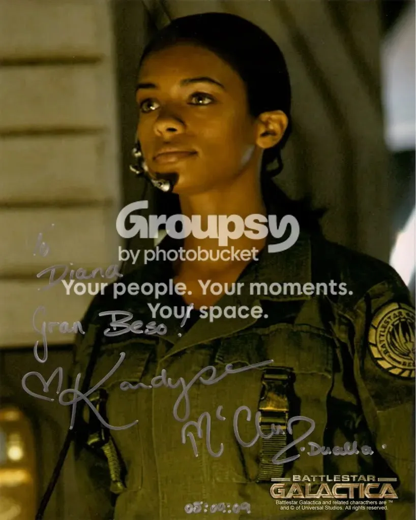 Foto de Kandyse McClure firmada con el aviso de Photobucket superpuesto