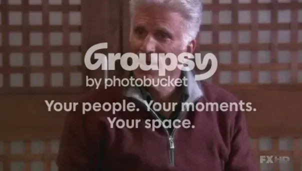 Un hombre en Damages tapado por el aviso de Photobucket